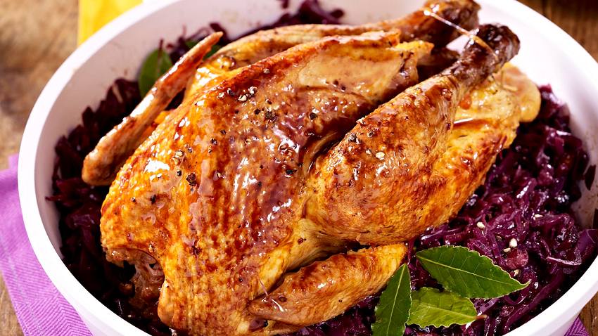 Geschmortes Perlhuhn mit Rotkohl Rezept - Foto: House of Food / Bauer Food Experts KG