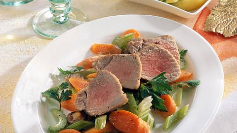Geschmortes Schweinefilet mit Möhren-Selleriegemüse Rezept - Foto: Maass