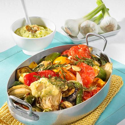 Geschmortes Sommergemüse mit Knoblauch-Kartoffelcreme Rezept Geschmortes Sommergemüse mit Knoblauch-Kartoffelcreme Rezept