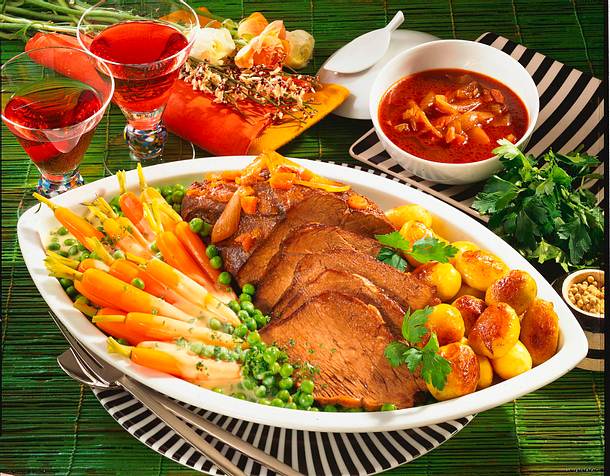 Geschmortes Tafelspitz mit Gemüse und Röstkartoffe Rezept Geschmortes Tafelspitz mit Gemüse und Röstkartoffe Rezept