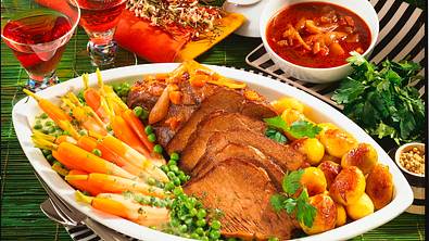 Geschmortes Tafelspitz mit Gemüse und Röstkartoffe Rezept - Foto: LECKER @ Bauer Media Group
