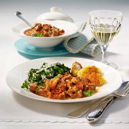 Geschnetzeltes in Tomatenrahm zu Rösti-Nocken und Spinat Rezept