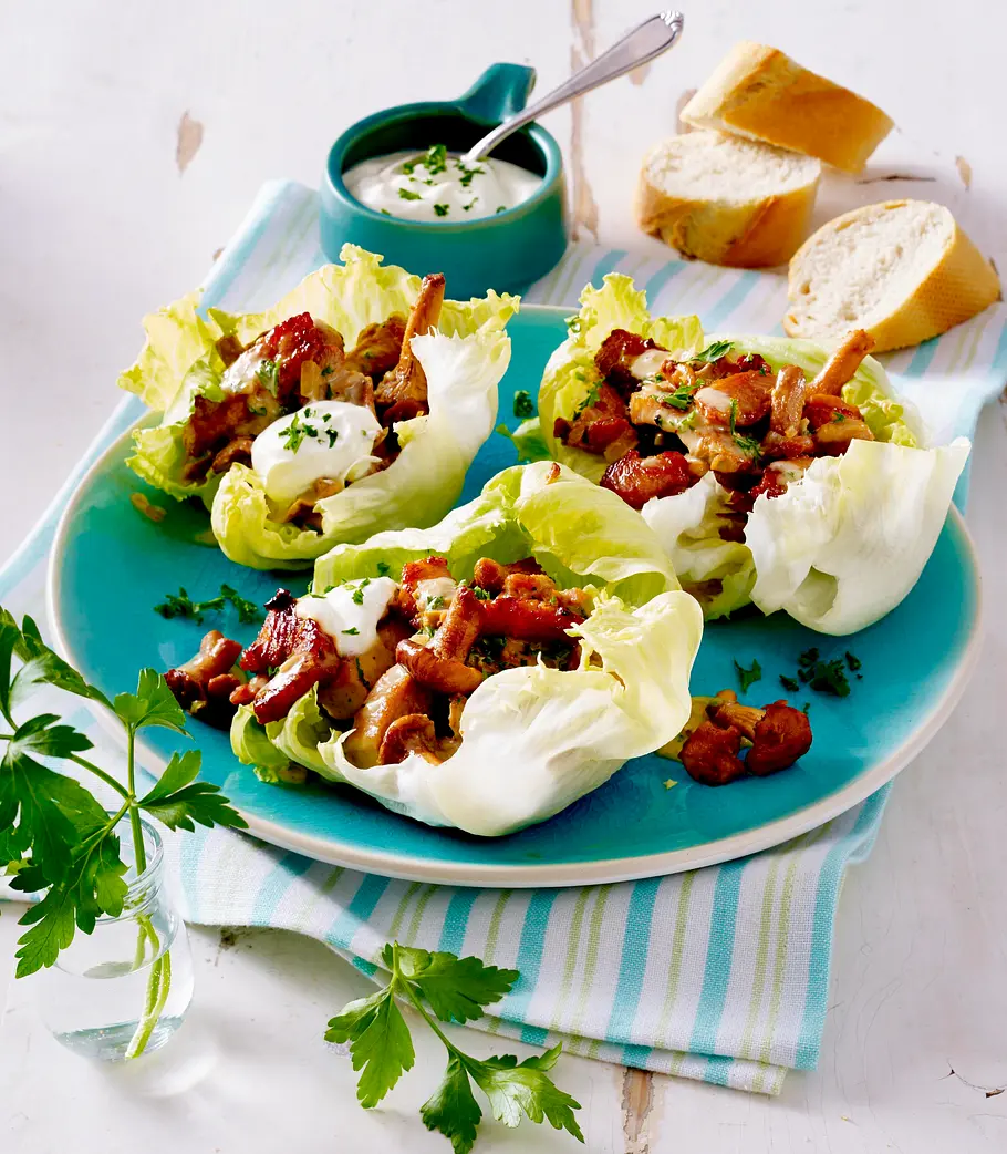 Geschnetzeltes Jäger Art im Salatblatt Rezept Geschnetzeltes Jäger Art im Salatblatt Rezept