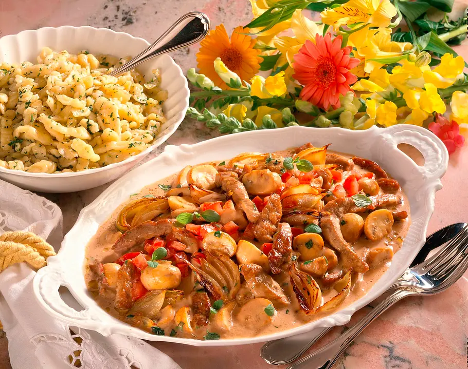 Geschnetzeltes mit Pilzen und Zwiebeln Rezept Geschnetzeltes mit Pilzen und Zwiebeln Rezept