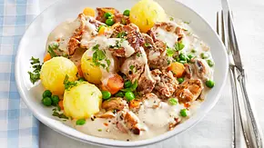 Geschnetzeltes Züricher Art mit Erbsen, Möhren und kleinen Knödeln - Foto: LECKER @ Bauer Media Group Geschnetzeltes Züricher Art mit Erbsen, Möhren und kleinen Knödeln - Foto: LECKER @ Bauer Media Group