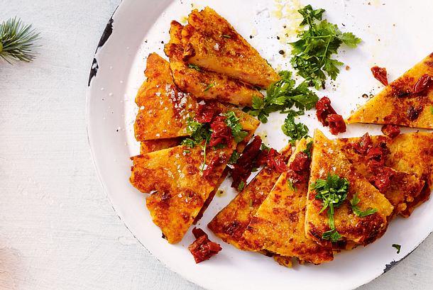 Geschummelte Rösti aus Knödelteig, angehübscht mit eingelegten Tomaten Rezept Geschummelte Rösti aus Knödelteig, angehübscht mit eingelegten Tomaten Rezept