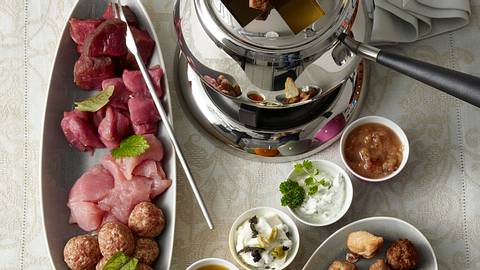 Geselliges Fleisch-Fondue mit vier Dips Rezept - Foto: House of Food / Bauer Food Experts KG
