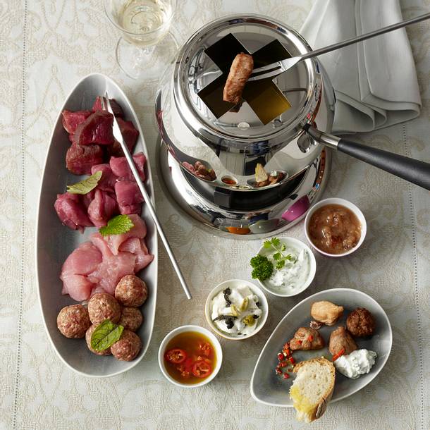 Geselliges Fleisch-Fondue mit vier Dips Rezept Geselliges Fleisch-Fondue mit vier Dips Rezept