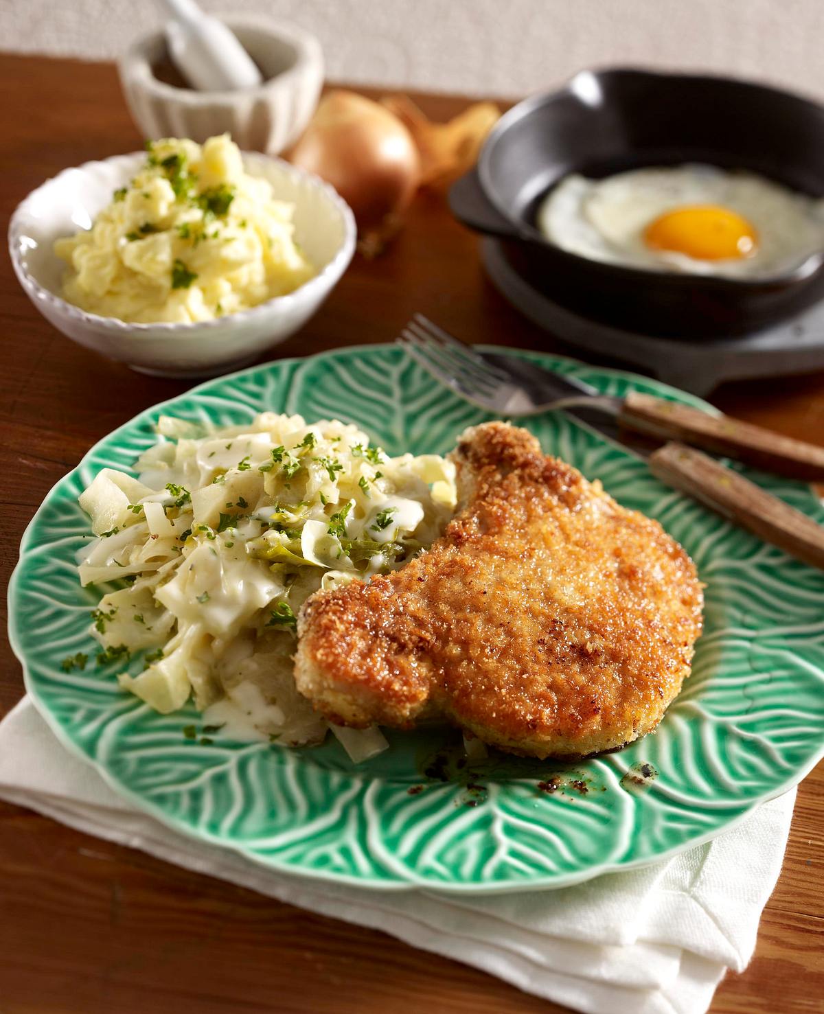 Gestovter Weißkohl mit panierten Koteletts und Kartoffelpüree Rezept