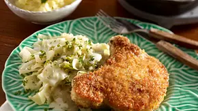 Gestovter Weißkohl mit panierten Koteletts und Kartoffelpüree Rezept - Foto: LECKER @ Bauer Media Group Gestovter Weißkohl mit panierten Koteletts und Kartoffelpüree Rezept - Foto: LECKER @ Bauer Media Group