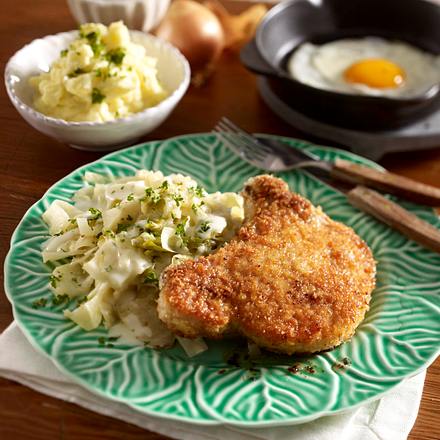 Gestovter Weißkohl mit panierten Koteletts, Kartoffelpüree und Spiegelei Rezept Gestovter Weißkohl mit panierten Koteletts, Kartoffelpüree und Spiegelei Rezept