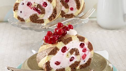 Gestreifte Biskuitrolle mit Erdbeer-Quark und Johannisbeeren Rezept - Foto: House of Food / Bauer Food Experts KG