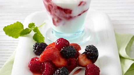 Gestrudelte Sahne-Kefir-Creme mit gemischten Beeren Rezept - Foto: House of Food / Bauer Food Experts KG