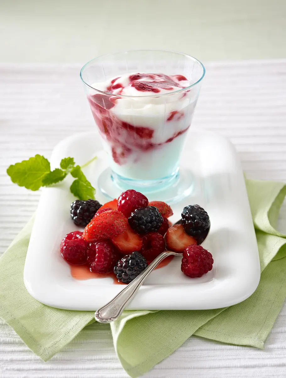 Gestrudelte Sahne-Kefir-Creme mit gemischten Beeren Rezept Gestrudelte Sahne-Kefir-Creme mit gemischten Beeren Rezept