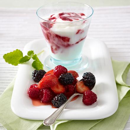 Gestrudelte Sahne-Kefir-Creme mit gemischten Beeren Rezept Gestrudelte Sahne-Kefir-Creme mit gemischten Beeren Rezept