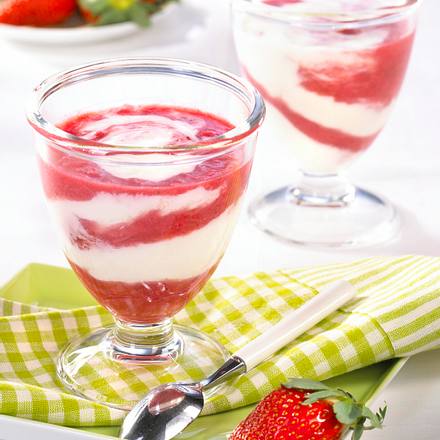 Gestrudelter Erdbeer-Rhabarber-Becher Rezept Gestrudelter Erdbeer-Rhabarber-Becher Rezept