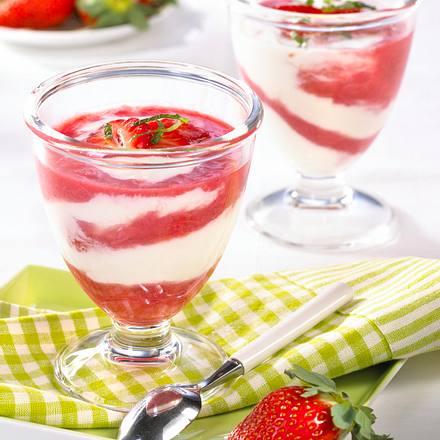 Gestrudelter Erdbeer-Rhabarber-Becher Rezept Gestrudelter Erdbeer-Rhabarber-Becher Rezept