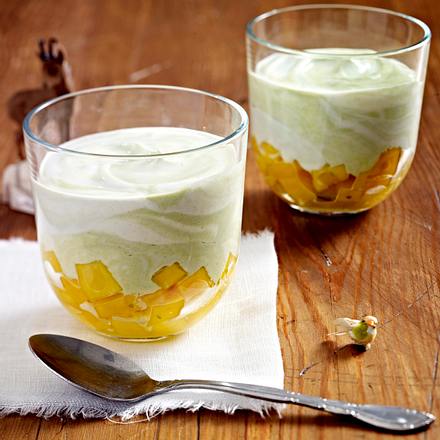Gestrudelter Joghurt mit Matcha auf Mangosalat Rezept