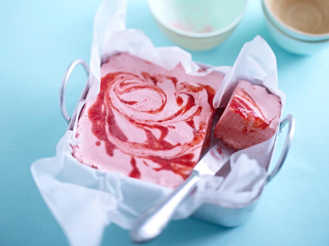 Gestrudeltes Erdbeer-Mascarpone-Eis Rezept