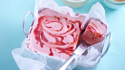 Gestrudeltes Erdbeer-Mascarpone-Eis Rezept - Foto: House of Food / Bauer Food Experts KG