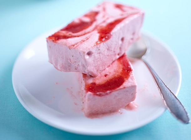Gestrudeltes Erdbeer-Mascarpone-Eis Rezept Gestrudeltes Erdbeer-Mascarpone-Eis Rezept