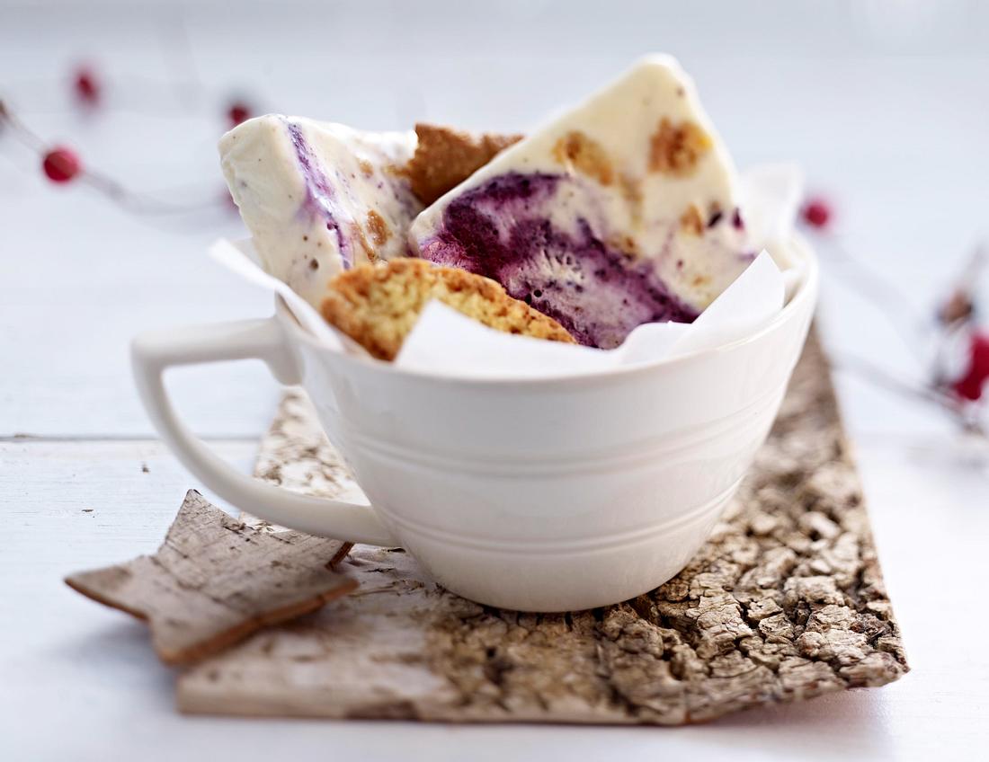 Gestrudeltes Vanille-Heidelbeer-Parfait Rezept | LECKER