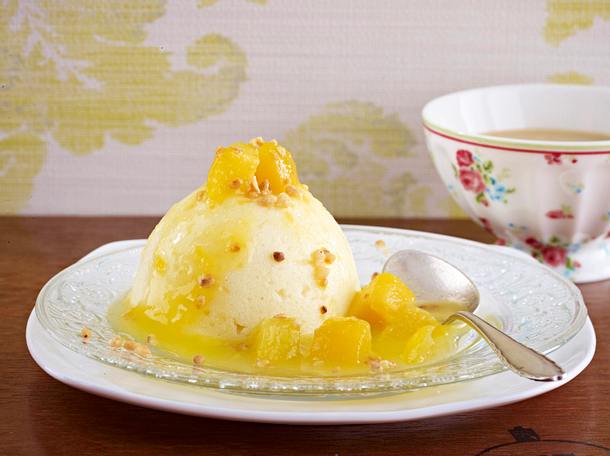 Gestürzter Grießflan auf Aprikosen-Kompott Rezept Gestürzter Grießflan auf Aprikosen-Kompott Rezept