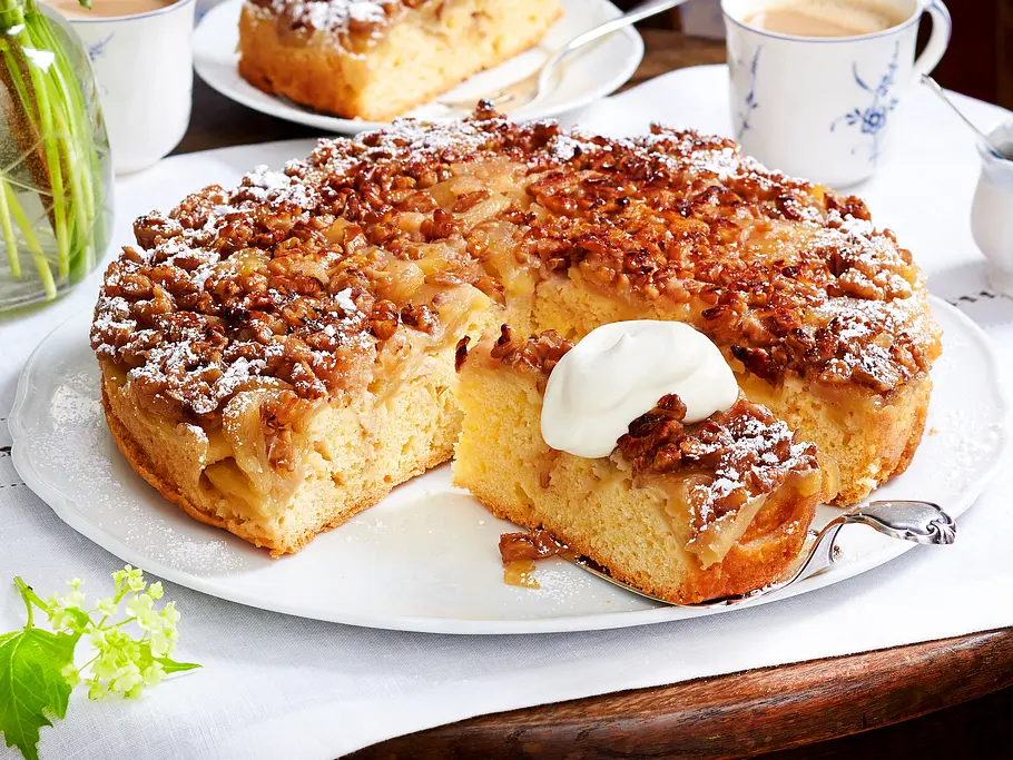 Apfelkuchen mit Walnuss-Karamell-Haube (Tarte Tatin) Rezept Gestürzter Apfel-Walnuss-Kuchen Rezept