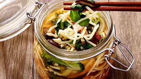 Gesunde Nudelsuppe aus der Tasse Rezept - Foto: LECKER @ Bauer Media Group Gesunde Nudelsuppe aus der Tasse Rezept - Foto: LECKER @ Bauer Media Group