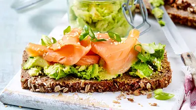 Eine Scheibe Vollkornbrot mit Avocado und Räucherlachs - Foto: LECKER @ Bauer Media Group