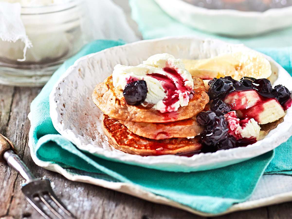 „Get up“- Banana-Pancakes mit Heidelbeergrütze Rezept