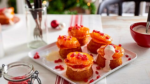 Getränkte Mandelküchlein mit süßsauren Früchtchen Rezept - Foto: House of Food / Bauer Food Experts KG