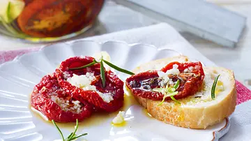 Getrocknete Tomaten einlegen - Foto: LECKER @ Bauer Media Group Getrocknete Tomaten einlegen - Foto: LECKER @ Bauer Media Group