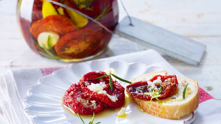 Getrocknete Tomaten einlegen - Foto: Food & Foto Experts