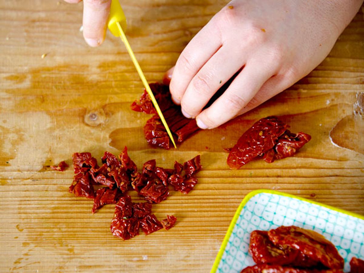 Getrocknete Tomaten fein würfeln