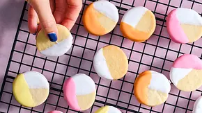 Getunkte, geometrisch verzierte Plätzchen in Pastell auf einem Abkühlgitter. - Foto: LECKER @ Bauer Media Group Getunkte, geometrisch verzierte Plätzchen in Pastell auf einem Abkühlgitter. - Foto: LECKER @ Bauer Media Group