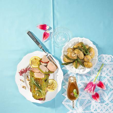 Gewickeltes Schweinefilet mit gebratenem Spargel und Kartoffeln Rezept Gewickeltes Schweinefilet mit gebratenem Spargel und Kartoffeln Rezept