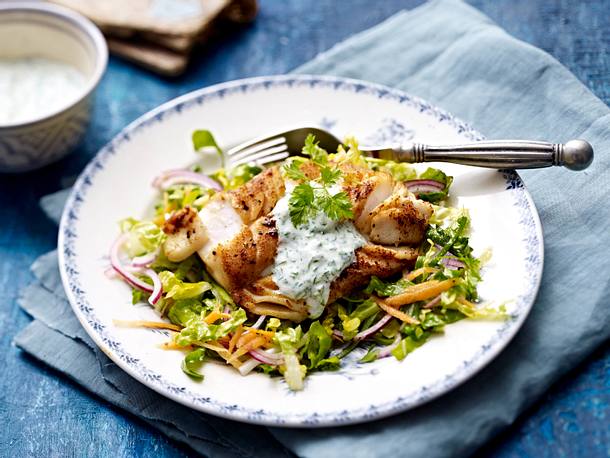 Gewürz-Kabeljaufilet auf Salat mit Kräutersoße Rezept Gewürz-Kabeljaufilet auf Salat mit Kräutersoße Rezept