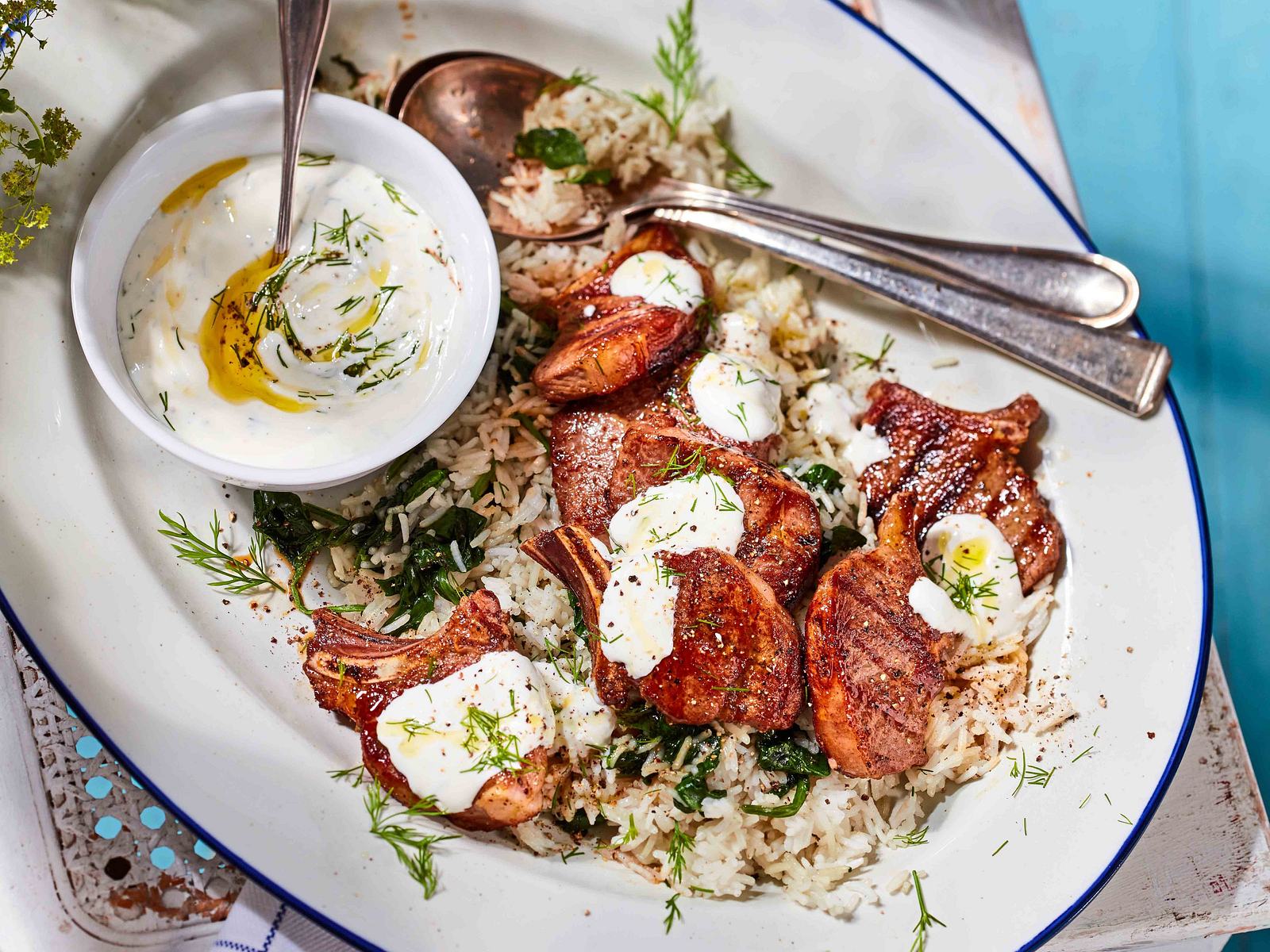 Gewürzte Lammkoteletts auf Rucola-Reis Rezept | LECKER