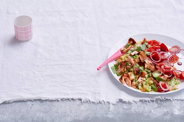 Gewürzter Lachs auf Bulgur-Kräuter-Salat Rezept Gewürzter Lachs auf Bulgur-Kräuter-Salat Rezept