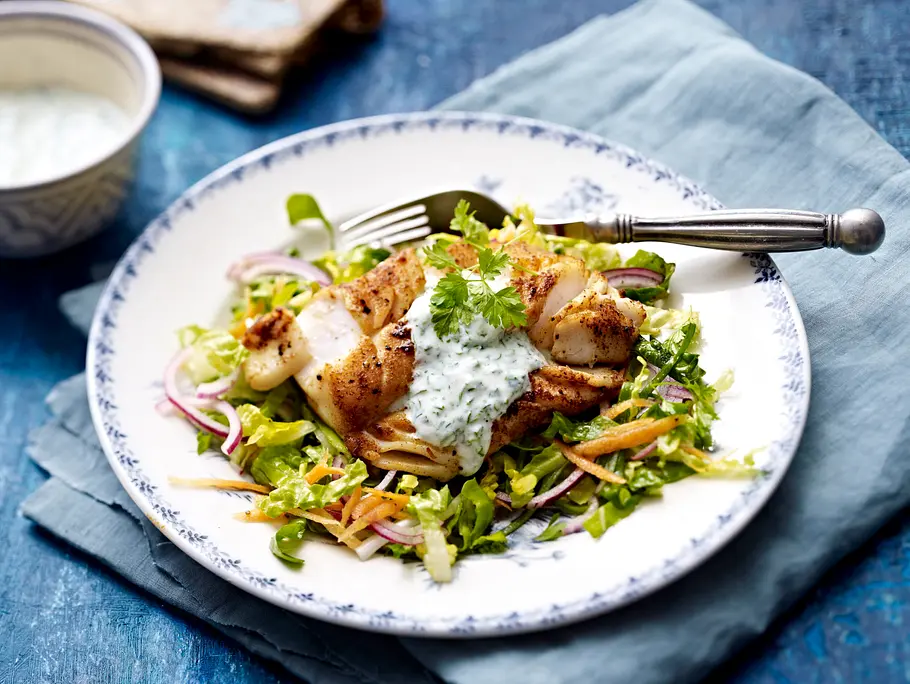 Gewürz-Kabeljaufilet auf Salat mit Kräutersoße Rezept Gewürz-Kabeljaufilet auf Salat mit Kräutersoße Rezept