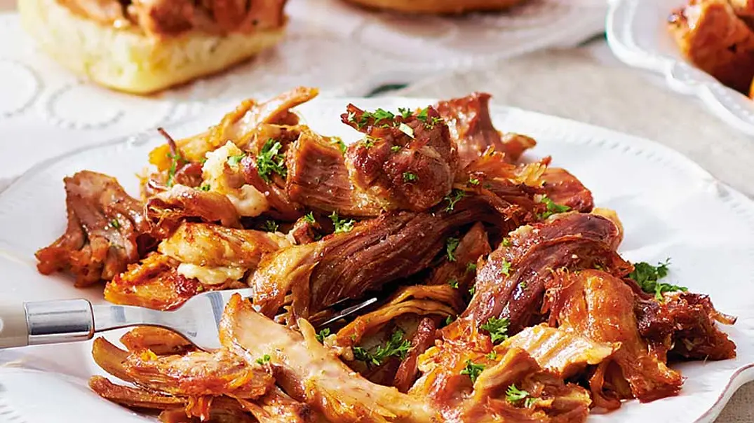 Gezupfter Schweinebraten Rezept - Foto: LECKER @ Bauer Media Group Gezupfter Schweinebraten Rezept - Foto: LECKER @ Bauer Media Group