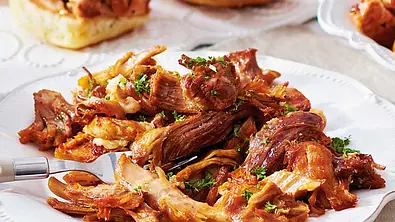 Gezupfter Schweinebraten Rezept - Foto: LECKER @ Bauer Media Group
