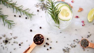 Gin Set Gin Selbermachen - Foto: iStock/Mariella McNeany