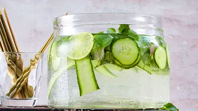 Gin-Tonic-Bowle - Foto: LECKER @ Bauer Media Group