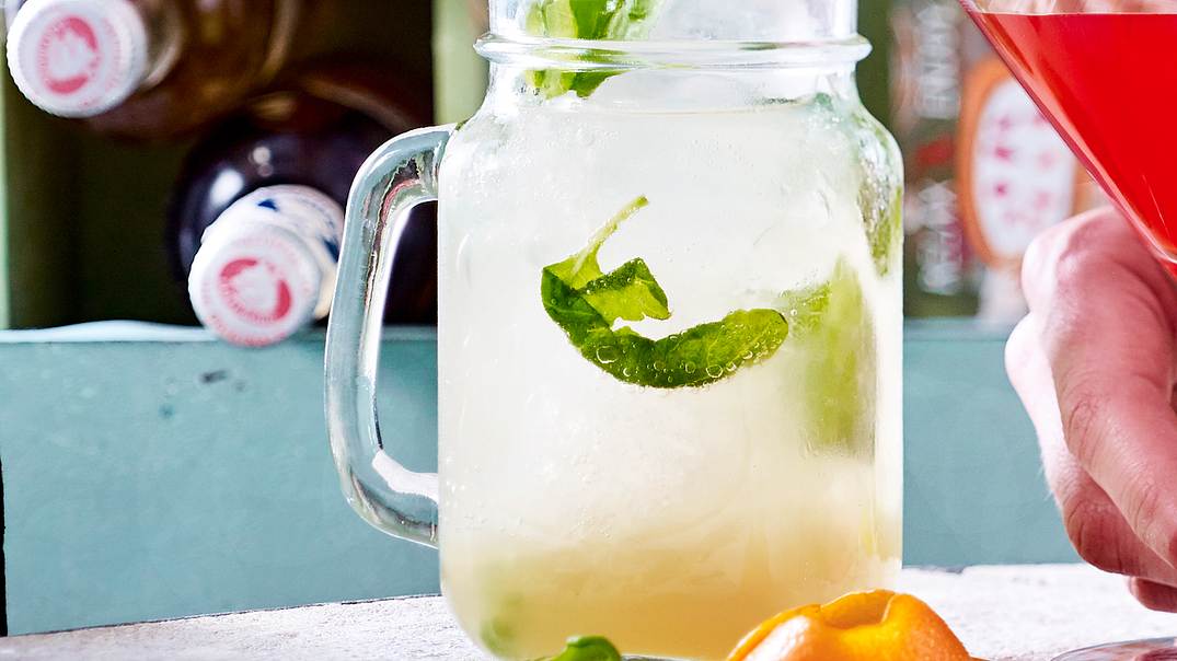 Ginger Basil Smash Rezept - Foto: LECKER @ Bauer Media Group
