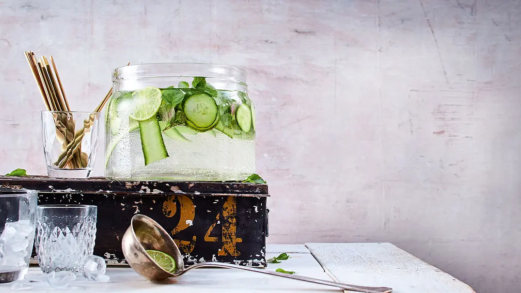 Gintastische Bowle mit frischer Minze & Gurke Rezept - Foto: LECKER @ Bauer Media Group Gintastische Bowle mit frischer Minze & Gurke Rezept - Foto: LECKER @ Bauer Media Group