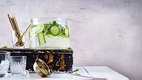 Gintastische Bowle mit frischer Minze & Gurke Rezept - Foto: LECKER @ Bauer Media Group