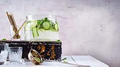 Gintastische Bowle mit frischer Minze & Gurke Rezept - Foto: LECKER @ Bauer Media Group