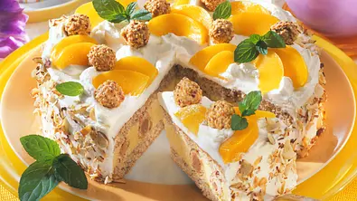 Giotto-Nuss-Torte mit Pfirsichen Rezept - Foto: LECKER @ Bauer Media Group